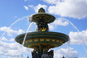 Fontaine remarquable de la place de la Concorde &agrave; Paris avec ses jets d'eau en action