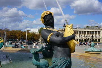 Fontaine remarquable de la place de la Concorde &agrave; Paris avec ses jets d'eau en action