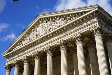 fa&ccedil;ade de l'&eacute;gilise de la Madeleine &agrave; Paris inspir&eacute;e des temples grecs &agrave; colonnes