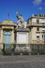 Statue sur la Place du Palais Bourbon devant l'entr&eacute;e de l'Assembl&eacute;e Nationale &agrave; Paris France