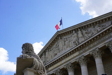 fronton de l'assembl&eacute;e nationale &agrave; Paris avec un drapeau fran&ccedil;ais qui flotte