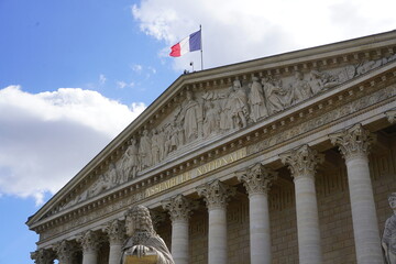fronton de l'assembl&eacute;e nationale &agrave; Paris avec un drapeau fran&ccedil;ais qui flotte
