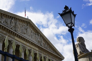 Fa&ccedil;ade du Palais Bourbon si&egrave;ge de l'Assembl&eacute;e Nationale qui donne sur le pont et la place de la Concorde &agrave; Paris France