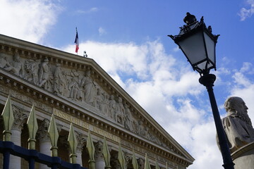 Fa&ccedil;ade du Palais Bourbon si&egrave;ge de l'Assembl&eacute;e Nationale qui donne sur le pont et la place de la Concorde &agrave; Paris France