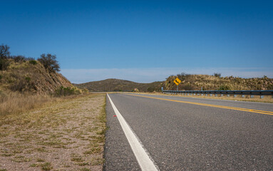 Perspectiva al costado del camino. Paisaje de las sierras de Córdoba. La Falda. Sensación placentera de viajar y de libertad