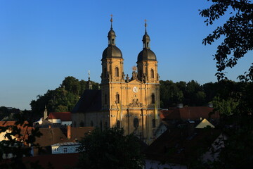 Die Kirchtürme der Basilika in Gößweinstein strahlen in der Abendsonne