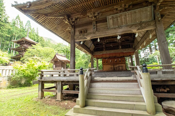 新緑の中の神社と舞台