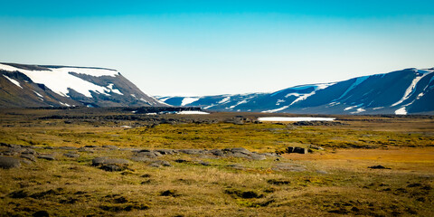 Arctic mountain and tundra landscape in Svalbard, Norway  © Eli Freidus