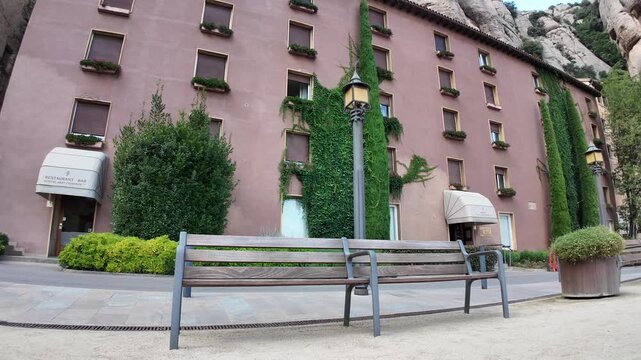 DJI, Osmo Pocket 3, gimbal, 4K slow motion, square, plaza, bench, historic buildings, city, urban, travel, tourism, architecture, landscape, scenic, Europe, Spain, Barcelona, outdoor
