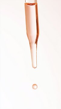 Gota de s&eacute;rum &aacute;mbar cayendo de pipeta sobre frasco, skincare minimalista en fondo blanco, dosificador skincare, ciencia del cuidado de la piel, brand producto skincare