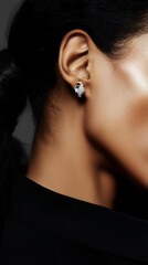 Obraz premium Retrato minimalista con pendientes dorados y piel luminosa, detalle de pendientes de plata sobre piel oscura, Joyería minimalista: brillo dorado sobre piel perfecta