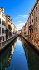 Obraz premium Venetian canal reflecting a clear sky