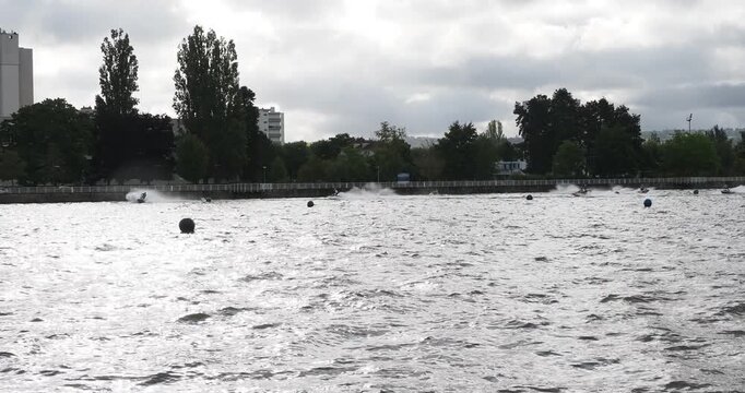 Plan d'eau de l'Allier &agrave; Vichy en Auvergne. Spectacle unique de Jet ski, d&eacute;monstration et affrontement entre pilotes