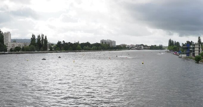 Lac d'Allier &agrave; Vichy en Auvergne. D&eacute;monstration de sport nautique, jet &agrave; bras (Waterjet) vue du plan d'eau depuis le Pont de l'Europe
