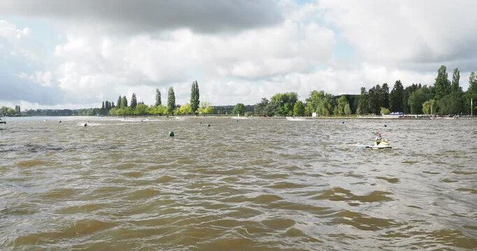 Le lac d'Allier &agrave; Vichy en Auvergne. Course spectaculaire de Waterjet ou Jet &agrave; bras sur le circuit entre la rive gauche de la rivi&egrave;re et le Parc Omnisports
