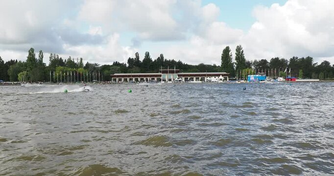 Le lac d'Allier &agrave; Vichy en Auvergne. Comp&eacute;tion internationale de Jet Ski (Waterjet). Passage des pilotes de Jet &agrave; brasd en course devant le Hall du parc Omnisports
