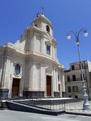 La Chiesa madre di Centuripe (EN), facciata bianca su cielo azzurro e sereno. Vista laterale, con...