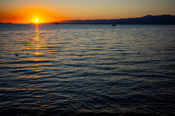 Obraz premium Sunset over Izmit Gulf with boats