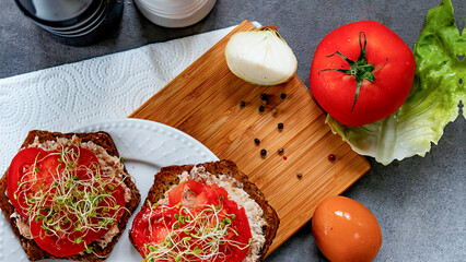 Fotografia żywności, dietetyczny posiłek - śniadanie z pastą z makreli i jajkiem  © polanski.portfolio