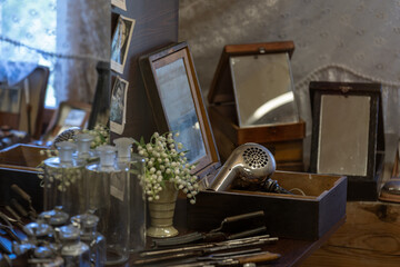 A view of an old metal comb and mirrors from the First Republic era.
