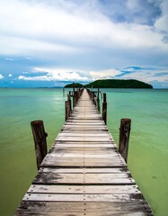 Naklejka premium Wooden jetty leading to island