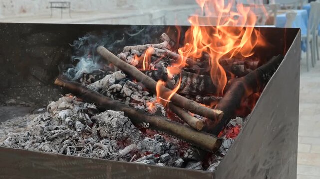 brace con carboni accesi e fuoco