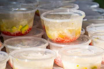 Es oyen is a cold drink consisting of a mixture of various fresh fruits, coconut milk, shaved ice and sweet syrup.