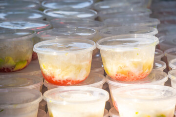 Es oyen is a cold drink consisting of a mixture of various fresh fruits, coconut milk, shaved ice and sweet syrup.