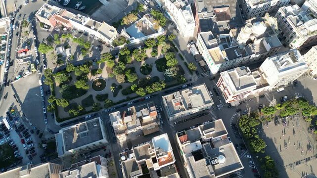 palazzi nel centro di monopoli in puglia visti dall'alto con un drone