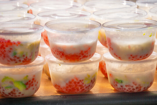 Es oyen is a cold drink consisting of a mixture of various fresh fruits, coconut milk, shaved ice and sweet syrup.