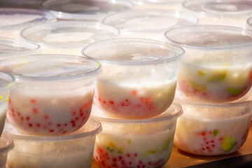 Es oyen is a cold drink consisting of a mixture of various fresh fruits, coconut milk, shaved ice and sweet syrup.