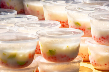 Es oyen is a cold drink consisting of a mixture of various fresh fruits, coconut milk, shaved ice and sweet syrup.