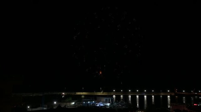 fuochi d'artificio nel porto di monopoli durante una festa patronale