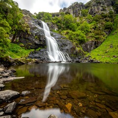 Obraz premium Waterfall cascading into tranquil pool
