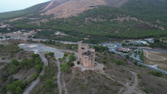 Vista a&eacute;rea con dron del Castillo del Agua en Alhaur&iacute;n de la Torre, M&aacute;laga, con cielo nublado dram&aacute;tico