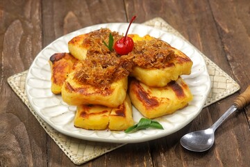 Colenak or also known as beuleum peuyeum is the name given to a typical Sundanese snack made from peuyeum which is grilled and eaten by dipping it in liquid brown sugar mixed with coconut shavings.