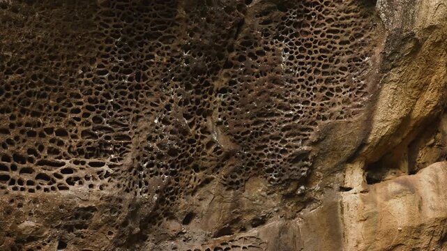 「救馬溪のジオサイト・虫喰い(タフォニ)」和歌山県上富田町 Tafoni Rock Formations at Sukuma Valley Geosite &ndash; Kamitonda, Wakayama Prefecture