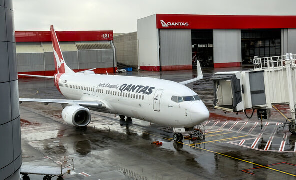 Sydney, NSW, Australia, 3 August 2025: A Qantas 737-800 arrives at Sydney Domestic Terminal amid rainy weather.