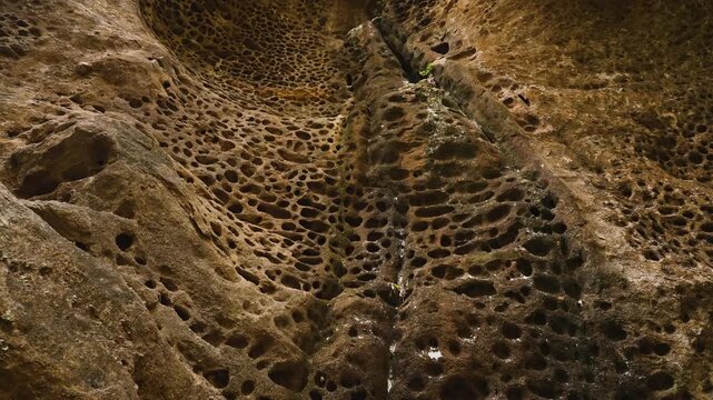 「救馬溪のジオサイト・虫喰い(タフォニ)」和歌山県上富田町 Tafoni Rock Formations at Sukuma Valley Geosite &ndash; Kamitonda, Wakayama Prefecture