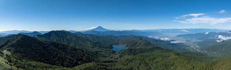 大菩薩嶺から撮影した富士山と甲府の街並みの大パノラマ