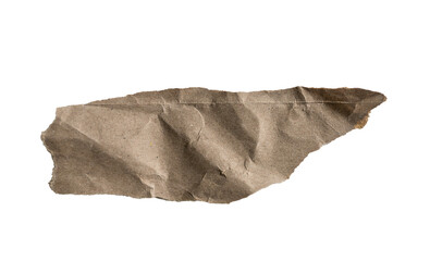 Fragmento triangular de papel kraft arrugado y rasgado sobre fondo aislado