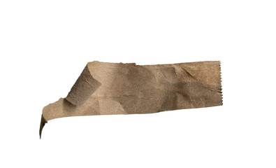 Fragmento de papel kraft marrón arrugado y rasgado sobre fondo negro aislado