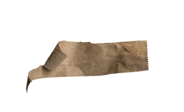 Fragmento de papel kraft marrón arrugado y rasgado sobre fondo negro aislado