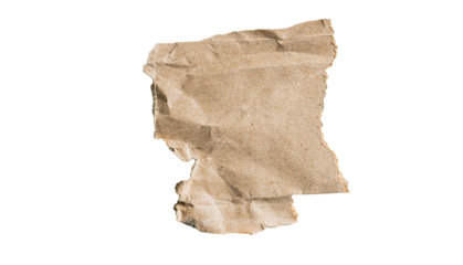 Papel kraft arrugado y rasgado aislado sobre fondo negro