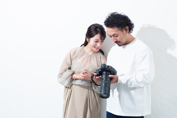 撮影データを確認するカメラマンとモデル