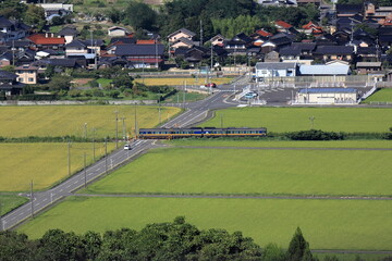 田舎の秋の田園地帯を走るディーゼル機関車