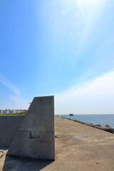 夏の眩しい太陽と波止場