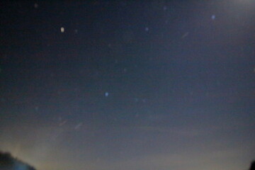 広がる夜空と散らばる星