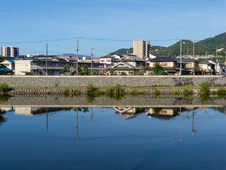 Fototapeta premium 川沿いに広がる住宅街の風景