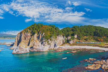 Fototapeta premium 森山海岸を走る五能線